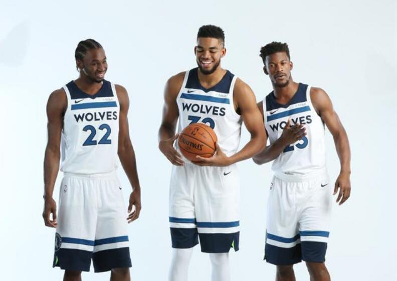 比赛第23圈，诺里斯追赶角田时四轮出白线，被赛会记录。（第23圈，诺里斯追角田时四轮越过白线，遭赛会记录）