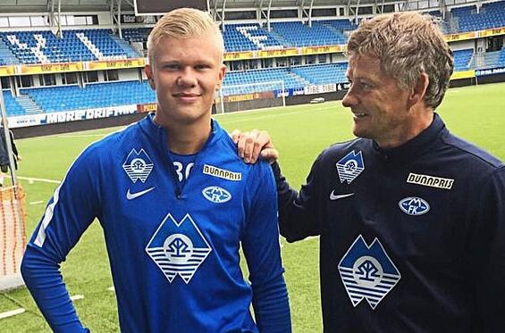 记者：谢维军在昨天的比赛中肋骨又裂了（记者透露：谢维军昨日比赛中肋骨再度骨裂）