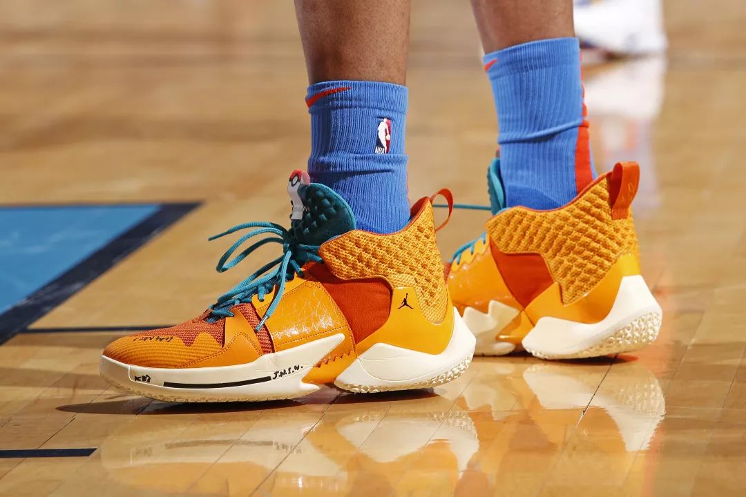 如何解决比赛中“体能崩盘”？（比赛中体能崩盘的应对策略）