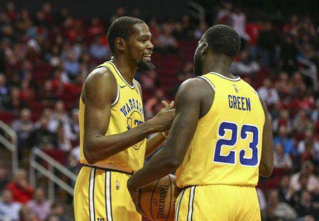 高开低走！公牛开季6胜1负&随后3胜12负跌出附加赛区（由盛转衰：公牛开局6胜1负，此后3胜12负跌出附加赛区）