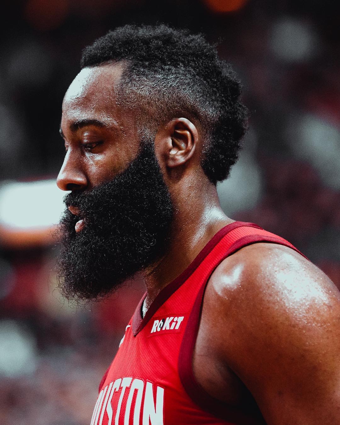 肚子略大，球迷质疑姆伯莫身体状态，随后阿莫林给予后者支持（小腹微显惹质疑，球迷担心姆伯莫状态，阿莫林随后力挺）