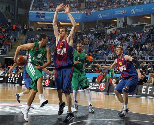 里夫斯17罚15中狂砍36分8助攻，湖人铩羽凯尔特人背靠背鏖战惨败（里夫斯17罚15中砍36分8助，湖人背靠背鏖战仍惨败于凯尔特人）