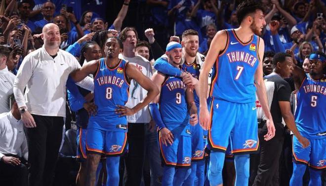 紧急！皇马0-2惨败引发高层震怒，阿隆索命悬一线，曼城大战或成生死战（突发：皇马两球落败惹恼高层，阿隆索帅位告急，对阵曼城恐成生死局）