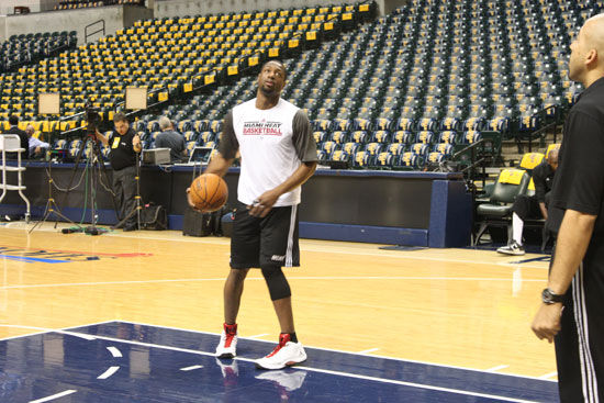 惊险一幕，马竞女足球员梅迪纳头部被膝盖撞到后失去意识（惊魂瞬间：马竞女足球员梅迪纳头部遭膝撞后当场失去意识）