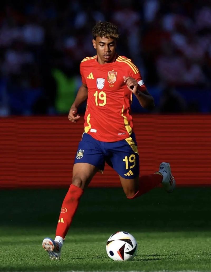 字母哥暴扣点燃主场（字母哥重扣引爆全场）