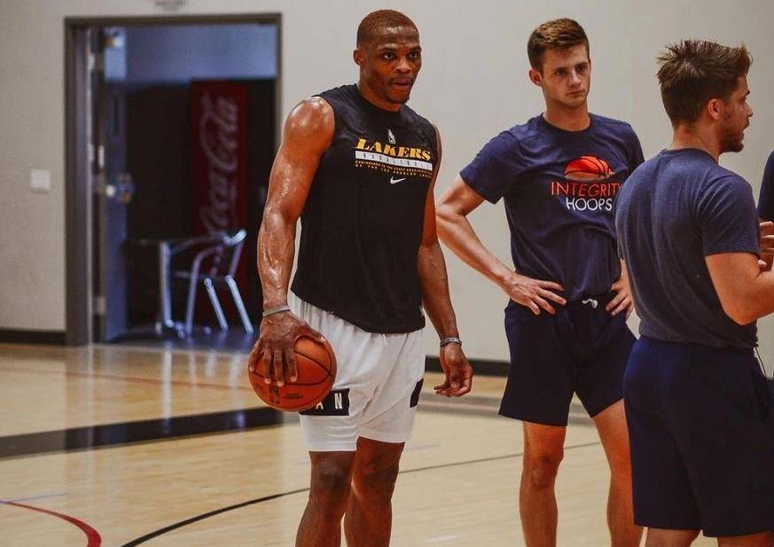 库库雷利亚：为埃斯特旺感到高兴；我尽量不给亚马尔太多空间（库库雷利亚：为埃斯特旺开心；尽量不让亚马尔有空间）