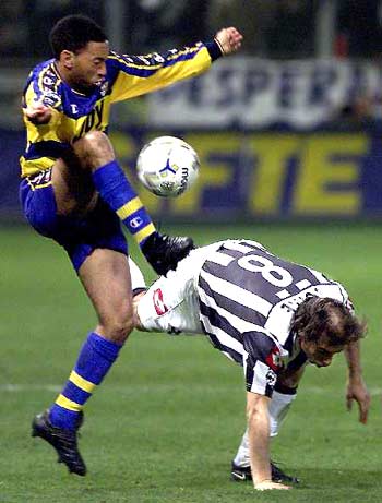 拉文空砍34分＆威少献三双，国王不敌爵士遭遇连败（拉文34分难救主，威少三双助爵士击败国王送其连败）